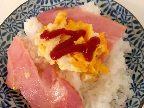 スクランブルエッグとベーコンの丼